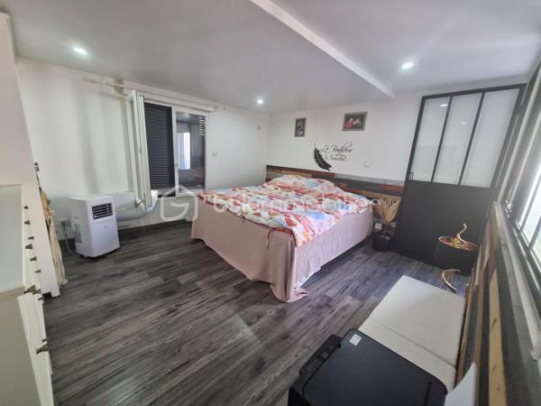 Situé en hyper centre de Liévin, ce pavillon individuel de 2016 en exclusivité saura vous séduire par ses prestations soignées, ses matériaux de qualité et son état irréprochable. 
Un bien rare sur le secteur, idéal pour une résidence principale comme pour un projet locatif type Airbnb.
Dès l’entrée, vous découvrirez une belle pièce de vie entièrement ouverte d’environ 50 m², lumineuse et conviviale, idéale pour recevoir. 
Le rez-de-chaussée dispose également d’un WC indépendant.
À l’étage, le bien offre deux belles chambres, dont une suite parentale avec salle de bains équipée d’une baignoire balnéothérapie, ainsi qu’un second WC.
Côté prestations, la maison bénéficie d’un DPE en C, d’une décoration soignée et ne nécessite aucun travaux.
Vous profiterez également d’un sous-sol complet avec espace buanderie, d’un stationnement privatif avec portail, ainsi que d’un extérieur entièrement clos, entretenu et aménagé avec goût. Une terrasse surélevée, un terrain de pétanque et une seconde terrasse couverte avec toiture en paille viennent compléter ce bien coup de cœur.
Un atout supplémentaire : la possibilité d’exploiter le bien en Airbnb, comme le fait actuellement la propriétaire.
Prix : 251 000 € FAI
Bien rare sur le secteur – coup de cœur assuré.