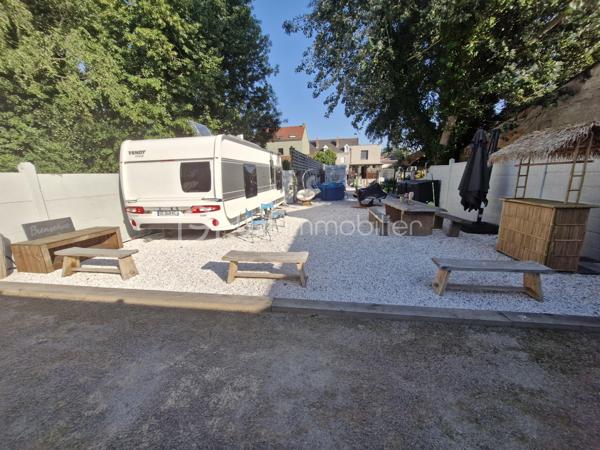 Situé en hyper centre de Liévin, ce pavillon individuel de 2016 en exclusivité saura vous séduire par ses prestations soignées, ses matériaux de qualité et son état irréprochable. 
Un bien rare sur le secteur, idéal pour une résidence principale comme pour un projet locatif type Airbnb.
Dès l’entrée, vous découvrirez une belle pièce de vie entièrement ouverte d’environ 50 m², lumineuse et conviviale, idéale pour recevoir. 
Le rez-de-chaussée dispose également d’un WC indépendant.
À l’étage, le bien offre deux belles chambres, dont une suite parentale avec salle de bains équipée d’une baignoire balnéothérapie, ainsi qu’un second WC.
Côté prestations, la maison bénéficie d’un DPE en C, d’une décoration soignée et ne nécessite aucun travaux.
Vous profiterez également d’un sous-sol complet avec espace buanderie, d’un stationnement privatif avec portail, ainsi que d’un extérieur entièrement clos, entretenu et aménagé avec goût. Une terrasse surélevée, un terrain de pétanque et une seconde terrasse couverte avec toiture en paille viennent compléter ce bien coup de cœur.
Un atout supplémentaire : la possibilité d’exploiter le bien en Airbnb, comme le fait actuellement la propriétaire.
Prix : 251 000 € FAI
Bien rare sur le secteur – coup de cœur assuré.