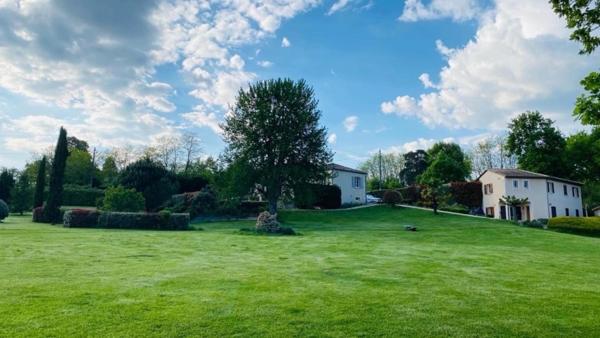 Maison avec studio, piscine, gîte et annexe.