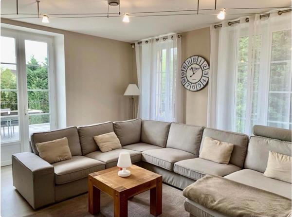 Maison avec studio, piscine, gîte et annexe.