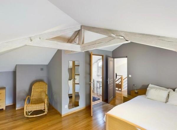 Maison avec studio, piscine, gîte et annexe.