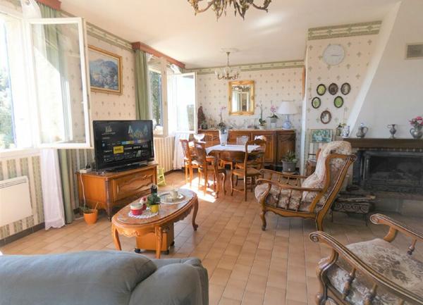 Maison à vendre    8 pièces •  Roquemaure