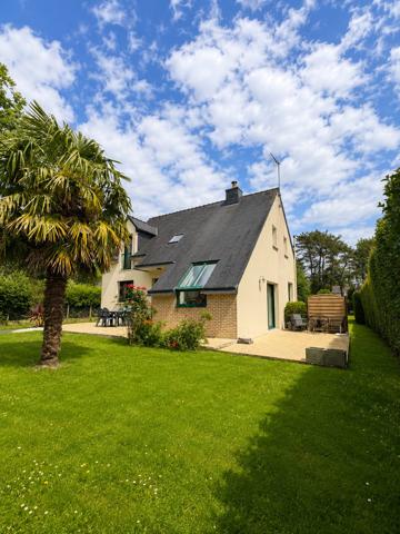 Maison familiale à Questembert – 4 chambres, jardin clos de 1 075 m²