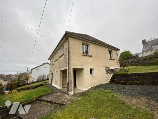 A vendre à Mauriac (CANTAL), dans un quartier résidentiel, agréable et à deux pas du centre vil...
