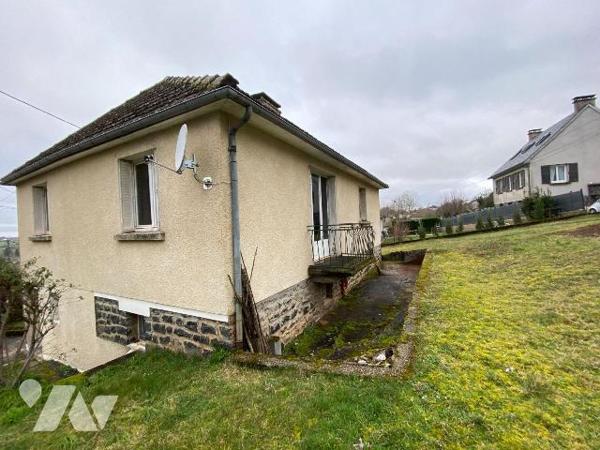A vendre à Mauriac (CANTAL), dans un quartier résidentiel, agréable et à deux pas du centre vil...