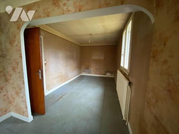 A vendre à Mauriac (CANTAL), dans un quartier résidentiel, agréable et à deux pas du centre vil...