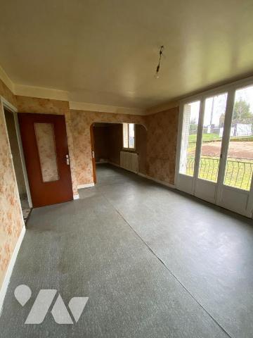 A vendre à Mauriac (CANTAL), dans un quartier résidentiel, agréable et à deux pas du centre vil...