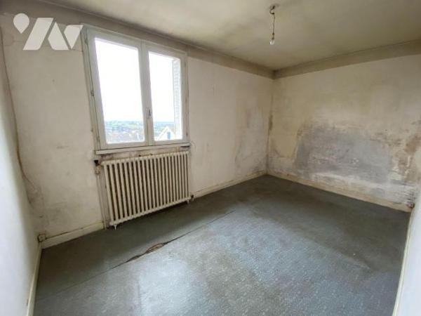 A vendre à Mauriac (CANTAL), dans un quartier résidentiel, agréable et à deux pas du centre vil...