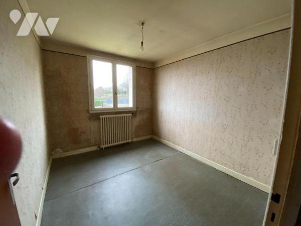 A vendre à Mauriac (CANTAL), dans un quartier résidentiel, agréable et à deux pas du centre vil...