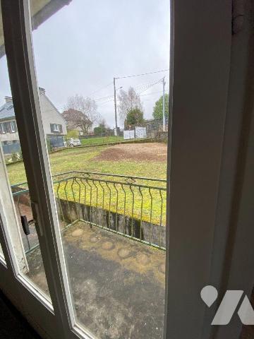 A vendre à Mauriac (CANTAL), dans un quartier résidentiel, agréable et à deux pas du centre vil...