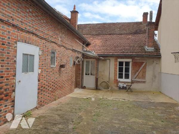 Située sur le village de MONTHELON, Maison ancienne offrant de beaux volumes. Entrée par une po...