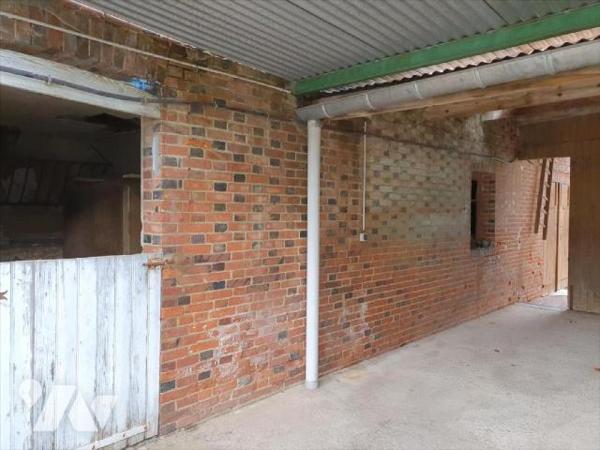 Située sur le village de MONTHELON, Maison ancienne offrant de beaux volumes. Entrée par une po...