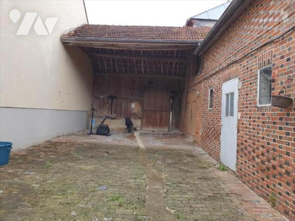 Située sur le village de MONTHELON, Maison ancienne offrant de beaux volumes. Entrée par une po...