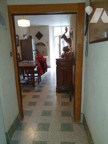 Située sur le village de MONTHELON, Maison ancienne offrant de beaux volumes. Entrée par une po...