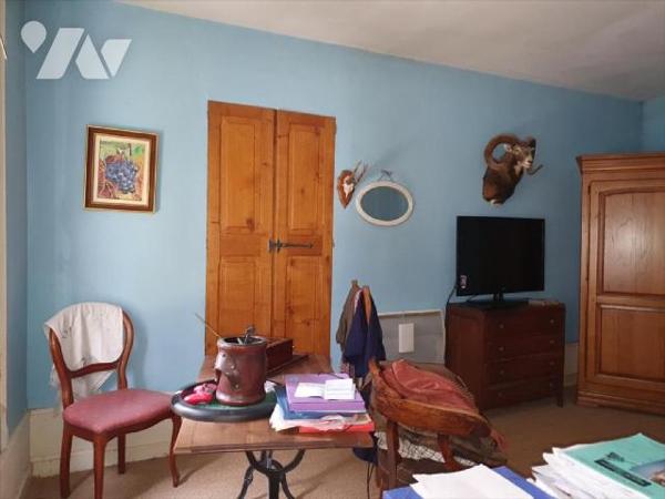 Située sur le village de MONTHELON, Maison ancienne offrant de beaux volumes. Entrée par une po...