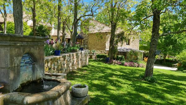A vendre - Ancienne ferme du XVIIème, sur un domaine de près de 2 hectares - Parc du Luberon