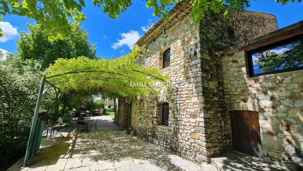 A vendre - Ancienne ferme du XVIIème, sur un domaine de près de 2 hectares - Parc du Luberon