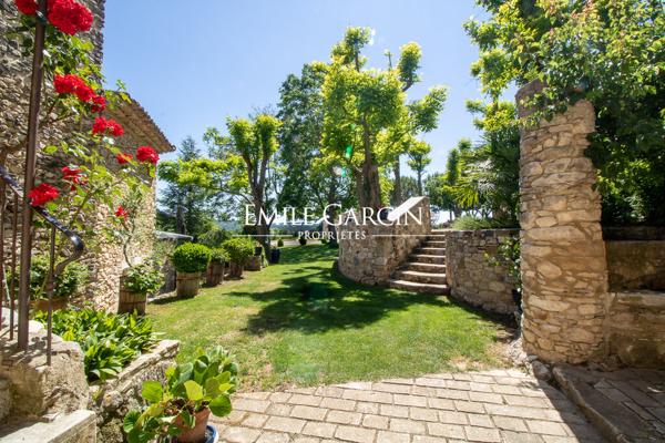 A vendre - Ancienne ferme du XVIIème, sur un domaine de près de 2 hectares - Parc du Luberon