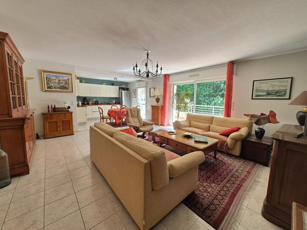 Appartement T.4 à AURAY CENTRE VILLE 87m² vue sur le PARC JEAN ROYERE, garage, parking et cave , Auray