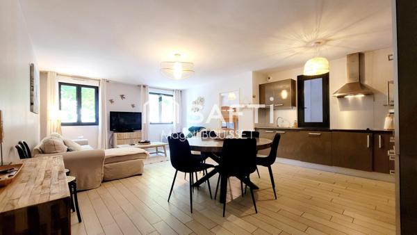 Appartement T4 de 91m², refait à neuf matériaux de qualité et vendu meublé, terrasse, ascenseur, place de parking.