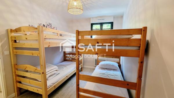 Appartement T4 de 91m², refait à neuf matériaux de qualité et vendu meublé, terrasse, ascenseur, place de parking.