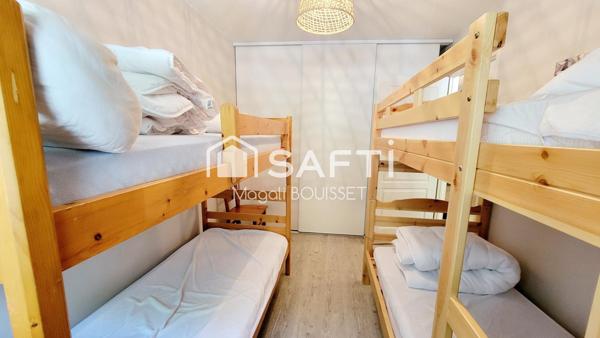 Appartement T4 de 91m², refait à neuf matériaux de qualité et vendu meublé, terrasse, ascenseur, place de parking.