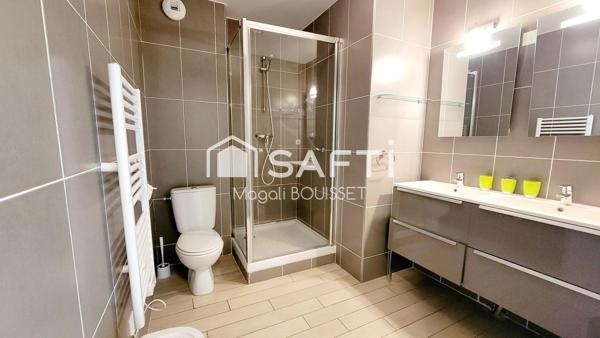 Appartement T4 de 91m², refait à neuf matériaux de qualité et vendu meublé, terrasse, ascenseur, place de parking.