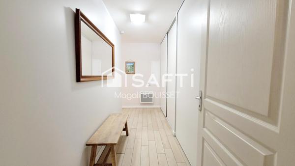 Appartement T4 de 91m², refait à neuf matériaux de qualité et vendu meublé, terrasse, ascenseur, place de parking.