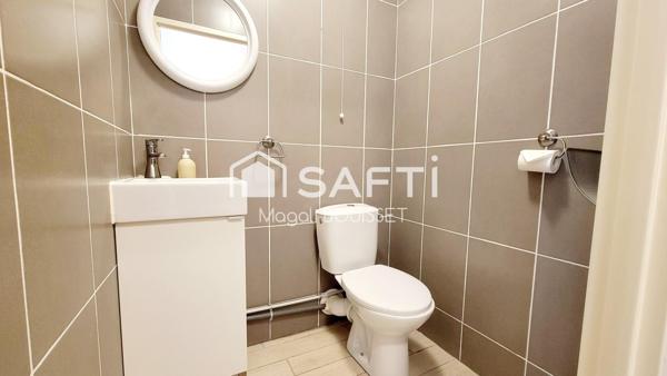 Appartement T4 de 91m², refait à neuf matériaux de qualité et vendu meublé, terrasse, ascenseur, place de parking.