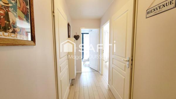 Appartement T4 de 91m², refait à neuf matériaux de qualité et vendu meublé, terrasse, ascenseur, place de parking.
