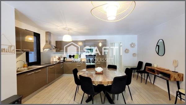 Appartement T4 de 91m², refait à neuf matériaux de qualité et vendu meublé, terrasse, ascenseur, place de parking.