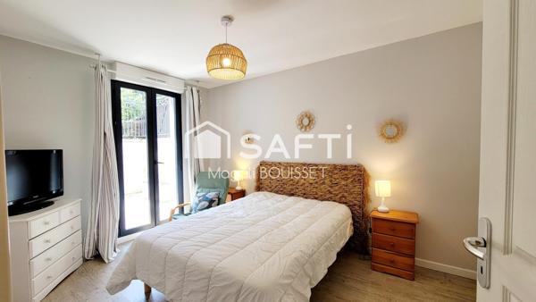 Appartement T4 de 91m², refait à neuf matériaux de qualité et vendu meublé, terrasse, ascenseur, place de parking.