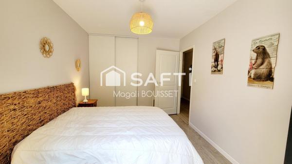 Appartement T4 de 91m², refait à neuf matériaux de qualité et vendu meublé, terrasse, ascenseur, place de parking.