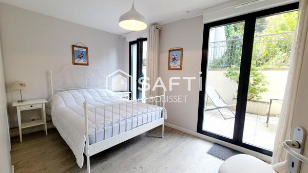 Appartement T4 de 91m², refait à neuf matériaux de qualité et vendu meublé, terrasse, ascenseur, place de parking.