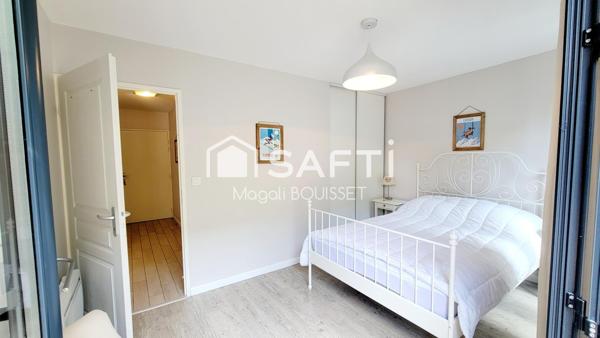 Appartement T4 de 91m², refait à neuf matériaux de qualité et vendu meublé, terrasse, ascenseur, place de parking.