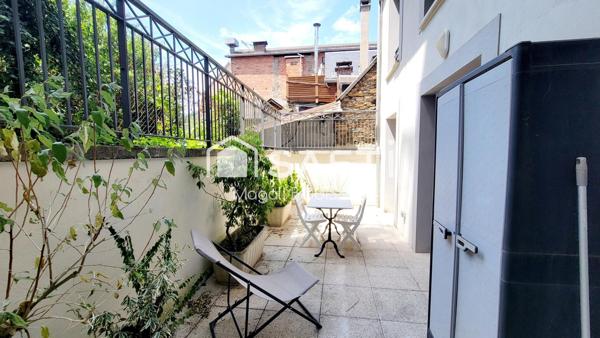 Appartement T4 de 91m², refait à neuf matériaux de qualité et vendu meublé, terrasse, ascenseur, place de parking.