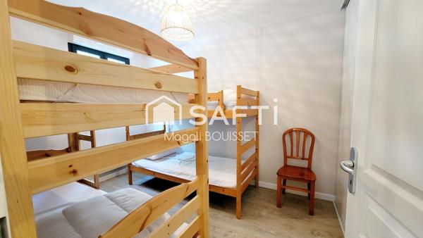 Appartement T4 de 91m², refait à neuf matériaux de qualité et vendu meublé, terrasse, ascenseur, place de parking.