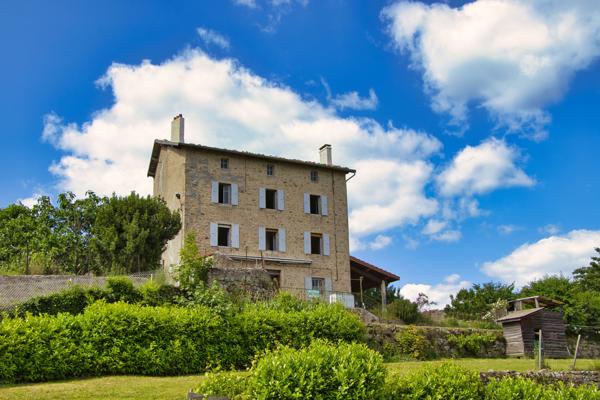 Vanosc (07690) MAISON DE VILLAGE en pierre de 225m² ( + 75m² combles aménageables) avec JARDIN de 250m² - Vue Splendide