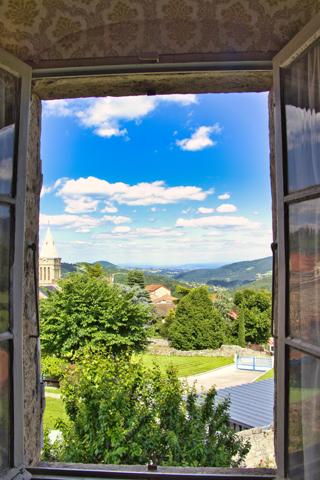 Vanosc (07690) MAISON DE VILLAGE en pierre de 225m² ( + 75m² combles aménageables) avec JARDIN de 250m² - Vue Splendide