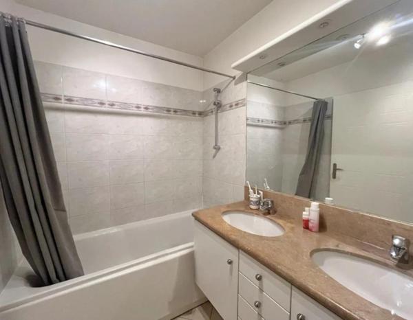 Parc de Bécon. 4 pièces moderne avec balcons, cave et parking.