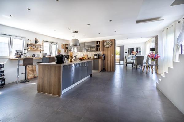 Maison
         5 pièces
        - 170 m² Exclusivité 399 000 € *