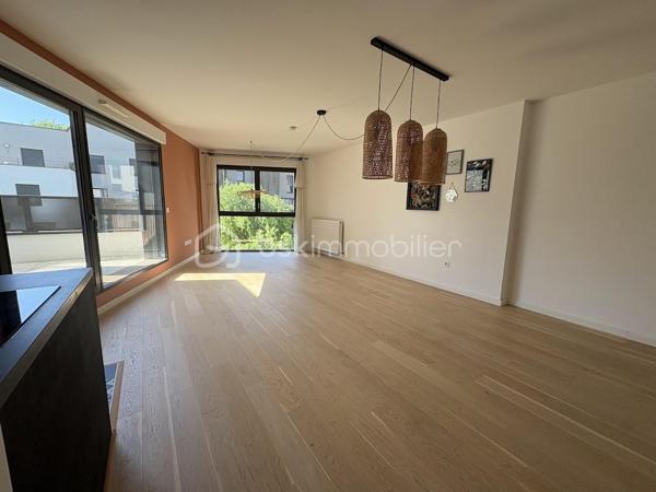 Venez découvrir ce superbe appartement de 85m² dans une résidence fermée et sécurisée, avec espaces vert

Ce bel appartement vous séduira par ces volumes et sa belle lumière traversante, tout comme son extérieur avec sa terrasse privée et le jardin suspendu au coeur de la résidence.
Ce bien se trouve au dessus du parking de la résidence et se compose de 3 niveaux :
- rdc une entrée, avec meuble à chaussures
- au 1er, une chambre parentale avec salle d'eau et wc séparé, beaucoup de rangements
- au 2nd étage un grand salon salle à manger avec cuisine ouverte, de 2 autres chambres avec dressing, 1 salle de bains avec wc, une belle terrasse pour profiter du charme de l'extérieur et son calme

Ce bien est idéalement situé avec toutes les commodités nécessaires, tels que : métro / tramway ligne B à 443m ce qui vous permet de rejoindre le centre ville en 10min environ, arrêt de bus à 292m, crèche à 316m, école élémentaire à 146m, boulangerie et superettes à 200m, de nombreux restaurants sur le Quai de la Garonne, vous vivrez dans un quartier animé culturellement avec entre autre le Musée de la Mer, les quais de bord de Garonne ainsi que les Halles de Bacalan, cinéma ...

Les charges de copropriété mensuelles de 224€ comprennent l'eau chaude, le chauffage, le nettoyage des communs, l'ascenseur, et les espaces verts
La résidence étant récente, et encore sous garanties décennales, toutes les prestations importantes tel que l'isolation, l'électricité, le chauffage... sont aux normes et vous permettent d'avoir en termes de consommation énergétique de moindre frais.
"DPE classé B "Bâtiment Consommation Eco Responsable de 2020", avec terrasse ensoleillée + place de parking abrité et privé + local à vélo.

Demandez moi la vidéo d'une visite comme si vous étiez !
Un bien d'exception à visiter sans plus tarder !