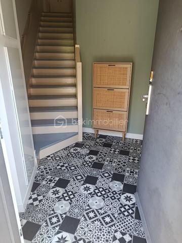 Venez découvrir ce superbe appartement de 85m² dans une résidence fermée et sécurisée, avec espaces vert

Ce bel appartement vous séduira par ces volumes et sa belle lumière traversante, tout comme son extérieur avec sa terrasse privée et le jardin suspendu au coeur de la résidence.
Ce bien se trouve au dessus du parking de la résidence et se compose de 3 niveaux :
- rdc une entrée, avec meuble à chaussures
- au 1er, une chambre parentale avec salle d'eau et wc séparé, beaucoup de rangements
- au 2nd étage un grand salon salle à manger avec cuisine ouverte, de 2 autres chambres avec dressing, 1 salle de bains avec wc, une belle terrasse pour profiter du charme de l'extérieur et son calme

Ce bien est idéalement situé avec toutes les commodités nécessaires, tels que : métro / tramway ligne B à 443m ce qui vous permet de rejoindre le centre ville en 10min environ, arrêt de bus à 292m, crèche à 316m, école élémentaire à 146m, boulangerie et superettes à 200m, de nombreux restaurants sur le Quai de la Garonne, vous vivrez dans un quartier animé culturellement avec entre autre le Musée de la Mer, les quais de bord de Garonne ainsi que les Halles de Bacalan, cinéma ...

Les charges de copropriété mensuelles de 224€ comprennent l'eau chaude, le chauffage, le nettoyage des communs, l'ascenseur, et les espaces verts
La résidence étant récente, et encore sous garanties décennales, toutes les prestations importantes tel que l'isolation, l'électricité, le chauffage... sont aux normes et vous permettent d'avoir en termes de consommation énergétique de moindre frais.
"DPE classé B "Bâtiment Consommation Eco Responsable de 2020", avec terrasse ensoleillée + place de parking abrité et privé + local à vélo.

Demandez moi la vidéo d'une visite comme si vous étiez !
Un bien d'exception à visiter sans plus tarder !