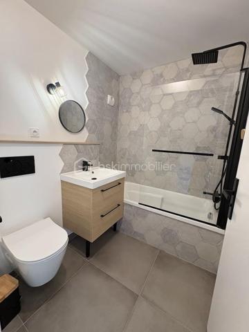 Venez découvrir ce superbe appartement de 85m² dans une résidence fermée et sécurisée, avec espaces vert

Ce bel appartement vous séduira par ces volumes et sa belle lumière traversante, tout comme son extérieur avec sa terrasse privée et le jardin suspendu au coeur de la résidence.
Ce bien se trouve au dessus du parking de la résidence et se compose de 3 niveaux :
- rdc une entrée, avec meuble à chaussures
- au 1er, une chambre parentale avec salle d'eau et wc séparé, beaucoup de rangements
- au 2nd étage un grand salon salle à manger avec cuisine ouverte, de 2 autres chambres avec dressing, 1 salle de bains avec wc, une belle terrasse pour profiter du charme de l'extérieur et son calme

Ce bien est idéalement situé avec toutes les commodités nécessaires, tels que : métro / tramway ligne B à 443m ce qui vous permet de rejoindre le centre ville en 10min environ, arrêt de bus à 292m, crèche à 316m, école élémentaire à 146m, boulangerie et superettes à 200m, de nombreux restaurants sur le Quai de la Garonne, vous vivrez dans un quartier animé culturellement avec entre autre le Musée de la Mer, les quais de bord de Garonne ainsi que les Halles de Bacalan, cinéma ...

Les charges de copropriété mensuelles de 224€ comprennent l'eau chaude, le chauffage, le nettoyage des communs, l'ascenseur, et les espaces verts
La résidence étant récente, et encore sous garanties décennales, toutes les prestations importantes tel que l'isolation, l'électricité, le chauffage... sont aux normes et vous permettent d'avoir en termes de consommation énergétique de moindre frais.
"DPE classé B "Bâtiment Consommation Eco Responsable de 2020", avec terrasse ensoleillée + place de parking abrité et privé + local à vélo.

Demandez moi la vidéo d'une visite comme si vous étiez !
Un bien d'exception à visiter sans plus tarder !