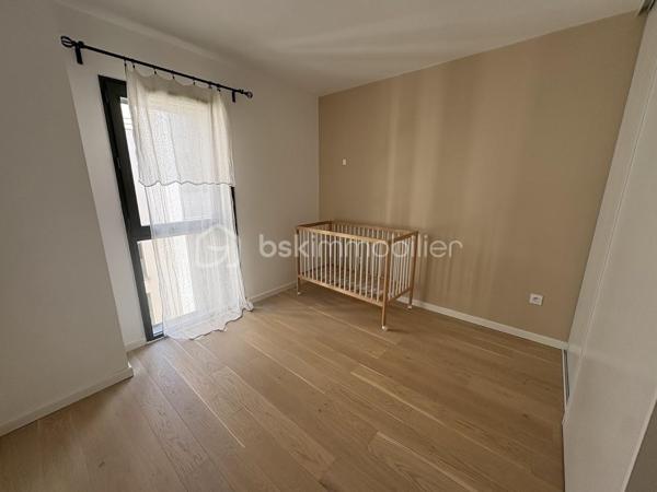 Venez découvrir ce superbe appartement de 85m² dans une résidence fermée et sécurisée, avec espaces vert

Ce bel appartement vous séduira par ces volumes et sa belle lumière traversante, tout comme son extérieur avec sa terrasse privée et le jardin suspendu au coeur de la résidence.
Ce bien se trouve au dessus du parking de la résidence et se compose de 3 niveaux :
- rdc une entrée, avec meuble à chaussures
- au 1er, une chambre parentale avec salle d'eau et wc séparé, beaucoup de rangements
- au 2nd étage un grand salon salle à manger avec cuisine ouverte, de 2 autres chambres avec dressing, 1 salle de bains avec wc, une belle terrasse pour profiter du charme de l'extérieur et son calme

Ce bien est idéalement situé avec toutes les commodités nécessaires, tels que : métro / tramway ligne B à 443m ce qui vous permet de rejoindre le centre ville en 10min environ, arrêt de bus à 292m, crèche à 316m, école élémentaire à 146m, boulangerie et superettes à 200m, de nombreux restaurants sur le Quai de la Garonne, vous vivrez dans un quartier animé culturellement avec entre autre le Musée de la Mer, les quais de bord de Garonne ainsi que les Halles de Bacalan, cinéma ...

Les charges de copropriété mensuelles de 224€ comprennent l'eau chaude, le chauffage, le nettoyage des communs, l'ascenseur, et les espaces verts
La résidence étant récente, et encore sous garanties décennales, toutes les prestations importantes tel que l'isolation, l'électricité, le chauffage... sont aux normes et vous permettent d'avoir en termes de consommation énergétique de moindre frais.
"DPE classé B "Bâtiment Consommation Eco Responsable de 2020", avec terrasse ensoleillée + place de parking abrité et privé + local à vélo.

Demandez moi la vidéo d'une visite comme si vous étiez !
Un bien d'exception à visiter sans plus tarder !