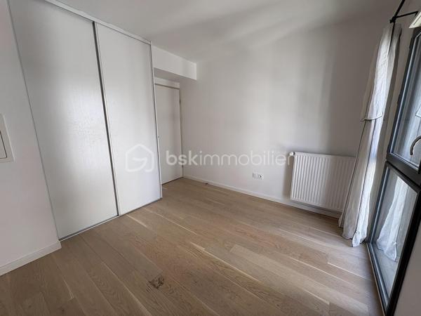 Venez découvrir ce superbe appartement de 85m² dans une résidence fermée et sécurisée, avec espaces vert

Ce bel appartement vous séduira par ces volumes et sa belle lumière traversante, tout comme son extérieur avec sa terrasse privée et le jardin suspendu au coeur de la résidence.
Ce bien se trouve au dessus du parking de la résidence et se compose de 3 niveaux :
- rdc une entrée, avec meuble à chaussures
- au 1er, une chambre parentale avec salle d'eau et wc séparé, beaucoup de rangements
- au 2nd étage un grand salon salle à manger avec cuisine ouverte, de 2 autres chambres avec dressing, 1 salle de bains avec wc, une belle terrasse pour profiter du charme de l'extérieur et son calme

Ce bien est idéalement situé avec toutes les commodités nécessaires, tels que : métro / tramway ligne B à 443m ce qui vous permet de rejoindre le centre ville en 10min environ, arrêt de bus à 292m, crèche à 316m, école élémentaire à 146m, boulangerie et superettes à 200m, de nombreux restaurants sur le Quai de la Garonne, vous vivrez dans un quartier animé culturellement avec entre autre le Musée de la Mer, les quais de bord de Garonne ainsi que les Halles de Bacalan, cinéma ...

Les charges de copropriété mensuelles de 224€ comprennent l'eau chaude, le chauffage, le nettoyage des communs, l'ascenseur, et les espaces verts
La résidence étant récente, et encore sous garanties décennales, toutes les prestations importantes tel que l'isolation, l'électricité, le chauffage... sont aux normes et vous permettent d'avoir en termes de consommation énergétique de moindre frais.
"DPE classé B "Bâtiment Consommation Eco Responsable de 2020", avec terrasse ensoleillée + place de parking abrité et privé + local à vélo.

Demandez moi la vidéo d'une visite comme si vous étiez !
Un bien d'exception à visiter sans plus tarder !