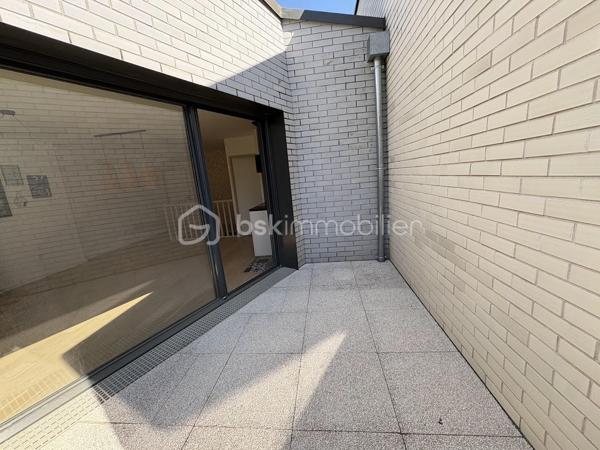 Venez découvrir ce superbe appartement de 85m² dans une résidence fermée et sécurisée, avec espaces vert

Ce bel appartement vous séduira par ces volumes et sa belle lumière traversante, tout comme son extérieur avec sa terrasse privée et le jardin suspendu au coeur de la résidence.
Ce bien se trouve au dessus du parking de la résidence et se compose de 3 niveaux :
- rdc une entrée, avec meuble à chaussures
- au 1er, une chambre parentale avec salle d'eau et wc séparé, beaucoup de rangements
- au 2nd étage un grand salon salle à manger avec cuisine ouverte, de 2 autres chambres avec dressing, 1 salle de bains avec wc, une belle terrasse pour profiter du charme de l'extérieur et son calme

Ce bien est idéalement situé avec toutes les commodités nécessaires, tels que : métro / tramway ligne B à 443m ce qui vous permet de rejoindre le centre ville en 10min environ, arrêt de bus à 292m, crèche à 316m, école élémentaire à 146m, boulangerie et superettes à 200m, de nombreux restaurants sur le Quai de la Garonne, vous vivrez dans un quartier animé culturellement avec entre autre le Musée de la Mer, les quais de bord de Garonne ainsi que les Halles de Bacalan, cinéma ...

Les charges de copropriété mensuelles de 224€ comprennent l'eau chaude, le chauffage, le nettoyage des communs, l'ascenseur, et les espaces verts
La résidence étant récente, et encore sous garanties décennales, toutes les prestations importantes tel que l'isolation, l'électricité, le chauffage... sont aux normes et vous permettent d'avoir en termes de consommation énergétique de moindre frais.
"DPE classé B "Bâtiment Consommation Eco Responsable de 2020", avec terrasse ensoleillée + place de parking abrité et privé + local à vélo.

Demandez moi la vidéo d'une visite comme si vous étiez !
Un bien d'exception à visiter sans plus tarder !