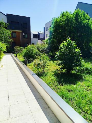 Venez découvrir ce superbe appartement de 85m² dans une résidence fermée et sécurisée, avec espaces vert

Ce bel appartement vous séduira par ces volumes et sa belle lumière traversante, tout comme son extérieur avec sa terrasse privée et le jardin suspendu au coeur de la résidence.
Ce bien se trouve au dessus du parking de la résidence et se compose de 3 niveaux :
- rdc une entrée, avec meuble à chaussures
- au 1er, une chambre parentale avec salle d'eau et wc séparé, beaucoup de rangements
- au 2nd étage un grand salon salle à manger avec cuisine ouverte, de 2 autres chambres avec dressing, 1 salle de bains avec wc, une belle terrasse pour profiter du charme de l'extérieur et son calme

Ce bien est idéalement situé avec toutes les commodités nécessaires, tels que : métro / tramway ligne B à 443m ce qui vous permet de rejoindre le centre ville en 10min environ, arrêt de bus à 292m, crèche à 316m, école élémentaire à 146m, boulangerie et superettes à 200m, de nombreux restaurants sur le Quai de la Garonne, vous vivrez dans un quartier animé culturellement avec entre autre le Musée de la Mer, les quais de bord de Garonne ainsi que les Halles de Bacalan, cinéma ...

Les charges de copropriété mensuelles de 224€ comprennent l'eau chaude, le chauffage, le nettoyage des communs, l'ascenseur, et les espaces verts
La résidence étant récente, et encore sous garanties décennales, toutes les prestations importantes tel que l'isolation, l'électricité, le chauffage... sont aux normes et vous permettent d'avoir en termes de consommation énergétique de moindre frais.
"DPE classé B "Bâtiment Consommation Eco Responsable de 2020", avec terrasse ensoleillée + place de parking abrité et privé + local à vélo.

Demandez moi la vidéo d'une visite comme si vous étiez !
Un bien d'exception à visiter sans plus tarder !