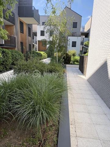 Venez découvrir ce superbe appartement de 85m² dans une résidence fermée et sécurisée, avec espaces vert

Ce bel appartement vous séduira par ces volumes et sa belle lumière traversante, tout comme son extérieur avec sa terrasse privée et le jardin suspendu au coeur de la résidence.
Ce bien se trouve au dessus du parking de la résidence et se compose de 3 niveaux :
- rdc une entrée, avec meuble à chaussures
- au 1er, une chambre parentale avec salle d'eau et wc séparé, beaucoup de rangements
- au 2nd étage un grand salon salle à manger avec cuisine ouverte, de 2 autres chambres avec dressing, 1 salle de bains avec wc, une belle terrasse pour profiter du charme de l'extérieur et son calme

Ce bien est idéalement situé avec toutes les commodités nécessaires, tels que : métro / tramway ligne B à 443m ce qui vous permet de rejoindre le centre ville en 10min environ, arrêt de bus à 292m, crèche à 316m, école élémentaire à 146m, boulangerie et superettes à 200m, de nombreux restaurants sur le Quai de la Garonne, vous vivrez dans un quartier animé culturellement avec entre autre le Musée de la Mer, les quais de bord de Garonne ainsi que les Halles de Bacalan, cinéma ...

Les charges de copropriété mensuelles de 224€ comprennent l'eau chaude, le chauffage, le nettoyage des communs, l'ascenseur, et les espaces verts
La résidence étant récente, et encore sous garanties décennales, toutes les prestations importantes tel que l'isolation, l'électricité, le chauffage... sont aux normes et vous permettent d'avoir en termes de consommation énergétique de moindre frais.
"DPE classé B "Bâtiment Consommation Eco Responsable de 2020", avec terrasse ensoleillée + place de parking abrité et privé + local à vélo.

Demandez moi la vidéo d'une visite comme si vous étiez !
Un bien d'exception à visiter sans plus tarder !