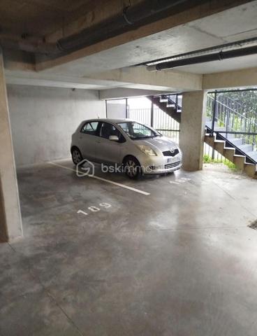 Venez découvrir ce superbe appartement de 85m² dans une résidence fermée et sécurisée, avec espaces vert

Ce bel appartement vous séduira par ces volumes et sa belle lumière traversante, tout comme son extérieur avec sa terrasse privée et le jardin suspendu au coeur de la résidence.
Ce bien se trouve au dessus du parking de la résidence et se compose de 3 niveaux :
- rdc une entrée, avec meuble à chaussures
- au 1er, une chambre parentale avec salle d'eau et wc séparé, beaucoup de rangements
- au 2nd étage un grand salon salle à manger avec cuisine ouverte, de 2 autres chambres avec dressing, 1 salle de bains avec wc, une belle terrasse pour profiter du charme de l'extérieur et son calme

Ce bien est idéalement situé avec toutes les commodités nécessaires, tels que : métro / tramway ligne B à 443m ce qui vous permet de rejoindre le centre ville en 10min environ, arrêt de bus à 292m, crèche à 316m, école élémentaire à 146m, boulangerie et superettes à 200m, de nombreux restaurants sur le Quai de la Garonne, vous vivrez dans un quartier animé culturellement avec entre autre le Musée de la Mer, les quais de bord de Garonne ainsi que les Halles de Bacalan, cinéma ...

Les charges de copropriété mensuelles de 224€ comprennent l'eau chaude, le chauffage, le nettoyage des communs, l'ascenseur, et les espaces verts
La résidence étant récente, et encore sous garanties décennales, toutes les prestations importantes tel que l'isolation, l'électricité, le chauffage... sont aux normes et vous permettent d'avoir en termes de consommation énergétique de moindre frais.
"DPE classé B "Bâtiment Consommation Eco Responsable de 2020", avec terrasse ensoleillée + place de parking abrité et privé + local à vélo.

Demandez moi la vidéo d'une visite comme si vous étiez !
Un bien d'exception à visiter sans plus tarder !